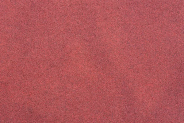 Fondo rojo, textura pesada de rizo. Fondo de tela vacía con manchas oscuras. Revestimiento de suelo alfombra roja textil . — Foto de Stock