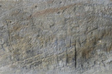 Gri kumtaşı, eski kireç taşını çizmiş. Yıpranmış doğal taş bina retro tarzı. Gözenekli doku arkaplanı.