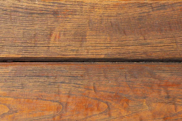 Achtergrond van twee bruine houten horizontale planken close-up. Houten lichtbruine planken, textuur voor design. Harsachtig hout, gekrast natuurlijk hout. — Stockfoto