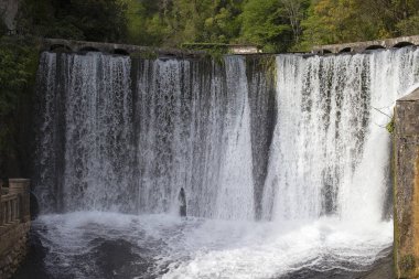 Şelale dağlarda geniştir. Tepeden güzel su düşüyor, baraj. Dağlarda turistik bir yer..