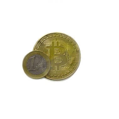 Bitcoin kripto altın sikke ve bir euro sikke. Bitcoin 'den Avrupa döviz kuru konseptine. Beyaz bir arkaplanda izole edilmiş.