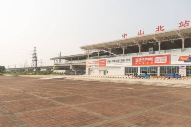 Çin, Guangzhou - 19 Ekim 2019: Guangzhou Şehir Tren İstasyonu. İki katlı büyük bir istasyon ve boş bir alan..