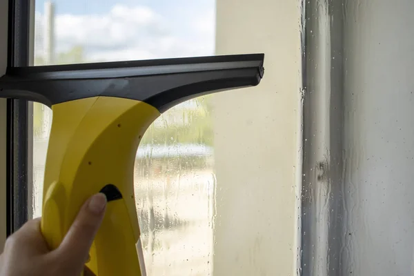 用电刷把家里的窗户洗一洗 仪器黄色收集水滴并清洁窗户 手擦窗户 湿玻璃杯 — 图库照片