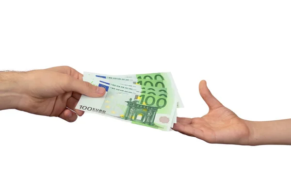 一个成年人付给儿童纸钱 转让或支付小劳动报酬的概念 面额100欧元的欧洲货币 100 白人把钱从手中转移到手上 被白色背景隔离 — 图库照片