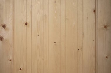 Doğal sarı pano tedavi paneli. Tasarımcı için boş, ahşap kaplama, dokusu ve düğümleri var. Evde zemin veya duvar için dikey panolar.