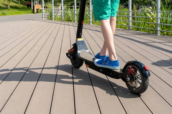 Menino Monta Uma Scooter Elétrica Rua Parque Cidade Dia Ensolarado — Fotografia de Stock