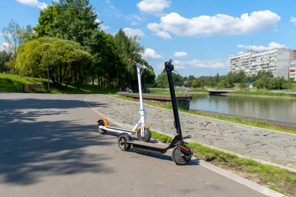 Dos Scooters Eléctricos Blanco Negro Están Carro Calle Día Soleado —  Fotos de Stock