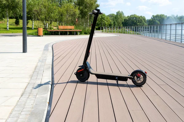 Uno Scooter Elettrico Nero Trova Sul Carro Sulla Strada Parco — Foto Stock