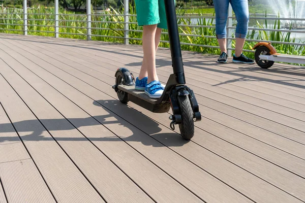 Menino Monta Uma Scooter Elétrica Rua Parque Cidade Dia Ensolarado — Fotografia de Stock