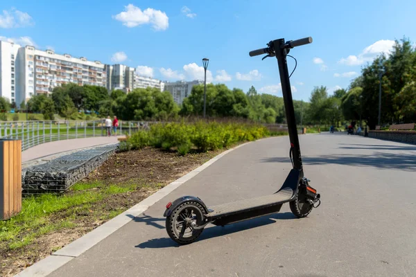 Een Elektrische Zwarte Scooter Staat Bandwagon Straat Stadspark Met Houten — Stockfoto