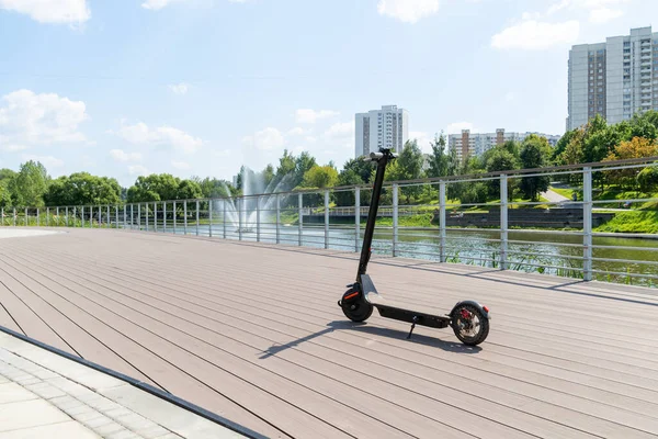 Een Elektrische Zwarte Scooter Staat Bandwagon Straat Stadspark Met Houten — Stockfoto