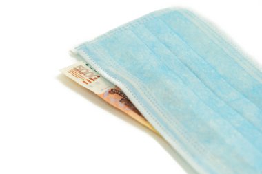 5000 rublelik banknotun üzerinde mavi bir tıbbi maske var. Rusya 'dan maske alma fikri, virüse karşı koruma. İzole edilmiş beyaz arkaplan.