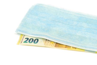 200 avroluk banknotun üzerinde mavi bir tıbbi maske var. Avrupa 'dan maske alma fikri, virüse karşı koruma. İzole edilmiş beyaz arkaplan.