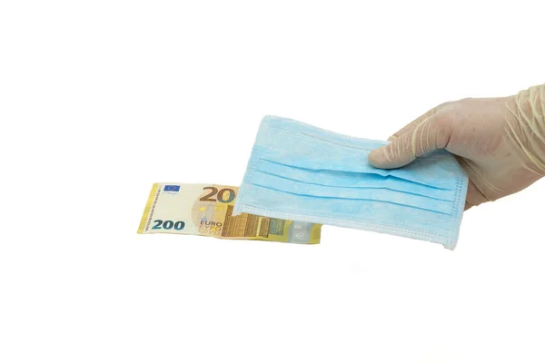 Ręka Rękawiczkach Ochronnych Trzyma Niebieską Maskę Medyczną 200 Euro Koncepcja — Zdjęcie stockowe