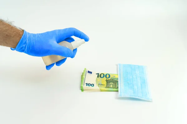 Ręka Niebieskiej Rękawiczce Obsługuje Środkiem Antyseptycznym Banknot Wartości 100 Euro — Zdjęcie stockowe