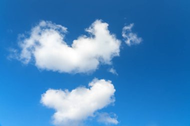 Mavi gökyüzünde büyük beyaz bulutlar. Hava açık. Arkaplan, tasarımcılar için boş.