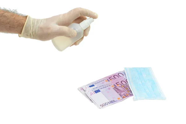白い手袋の手は 青の医療マスクの横にある500 500 500ユーロのお金の防腐剤の銀行券で処理します ウイルス対策の概念は ヨーロッパの店舗で買い物をするときの予防措置の使用です 隔離された白い背景 — ストック写真