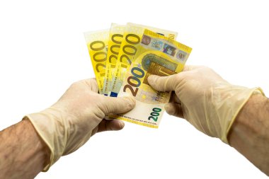 Beyaz tıbbi koruyucu eldivenli iki el 200 avro değerinde banknotlar sayıyor. İzole edilmiş beyaz arka plan. Virüs koruma kavramı.