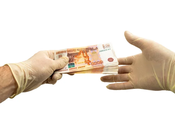 Beyaz koruyucu eldivenli iki el 5.000 ruble değerinde bir deste banknot sayıyor. İzole edilmiş beyaz arka plan. Virüs koruma konsepti. İkinci el parayı alır..