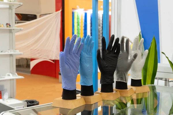 Πολύχρωμα Ιατρικά Λαστιχένια Γάντια Φορεμένα Τεχνητά Χέρια Έκθεση Ιατρικού Εξοπλισμού — Φωτογραφία Αρχείου