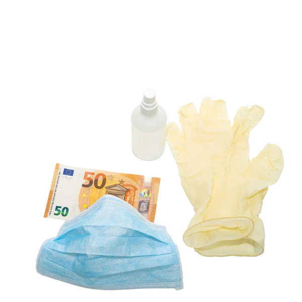 青いマスクは 50ユーロの防腐剤とお金を持つ黄色の保護医療用手袋です ウイルスから保護するためのアイテムを購入するという概念 隔離された背景 — ストック写真