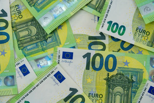 Százszáz Eurós Bankjegyek Kaotikus Módon Szóródnak Szét Európai Valuta Asztalon — Stock Fotó