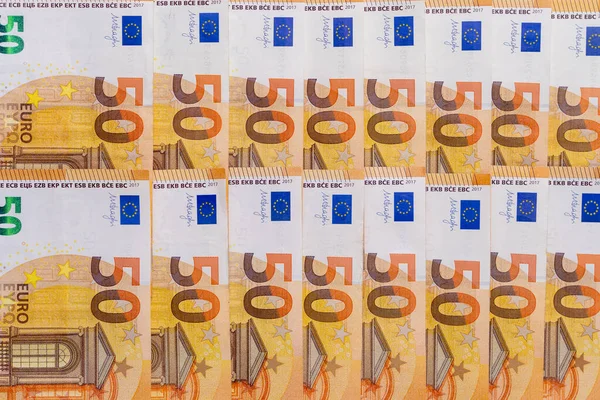 Banknoty Pięćdziesiąt Euro Leżą Dokładnie Dwóch Rzędach Waluta Europejska Zbliżenie — Zdjęcie stockowe