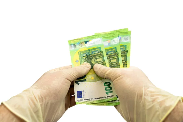 Dwie Ręce Białych Rękawiczkach Ochronnych Posiadają Pakiet 100 Banknotów Euro — Zdjęcie stockowe