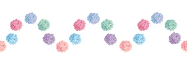 Vector våg av pasteller färgglada Birthday Party papper Pom Poms ange horisontella sömlös upprepa kantmöster. Perfekt för handgjorda kort, inbjudningar, tapeter, förpackningar, plantskola mönster. — Stock vektor