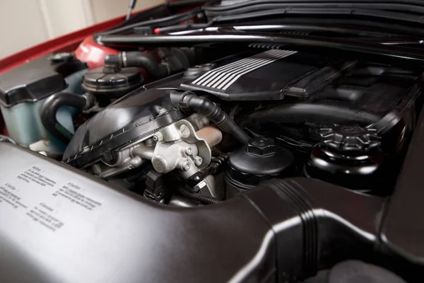 Primer plano de una bahía de motor de coche limpio — Foto de Stock