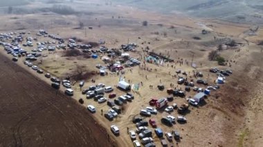 Muhteşem dörtlü bisiklet hendekler arasında 4K numaralı helikopterden ateş ederek yarışıyor.
