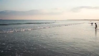 Ufukta deniz kıyısı, bir fırtına sırasında uçan martılar ufukta bir gemi şehri görüyorlar.