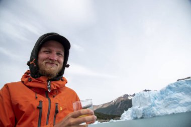 Buzlu viski içmek Perito Moreno Buzulu, El Calafate, Arjantin