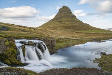 Kirkjulsfoss Şelalesi ve arka planda Kirkjufell Dağı, İzlanda