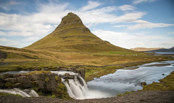 Kirkjufellsfoss Vízesés Kirkjufell Hegy Háttérben Izland — Stock Fotó