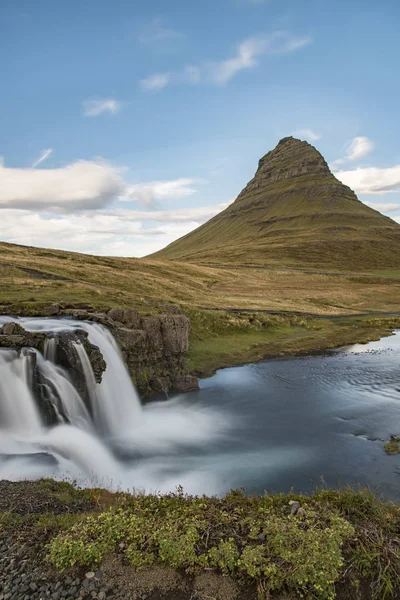 Kirkjufellsfoss Vízesés Kirkjufell Hegy Háttérben Izland — Stock Fotó