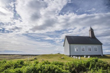 Strandarkirkja, Selvogur, İzlanda. Beyaz bulutlar ve mavi gökyüzü.