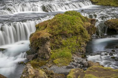 Skogafoss ve nehrin yukarısından sahneler