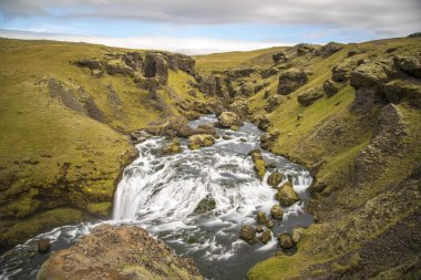 Skogafoss ve nehrin yukarısından sahneler