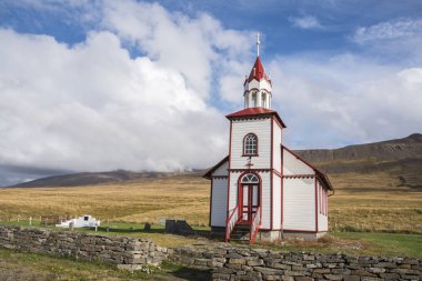 Saurkrkur, İzlanda 'nın doğusunda küçük kırmızı ve beyaz bir kilise. Hofsstadir misafirhanesinin yanında..