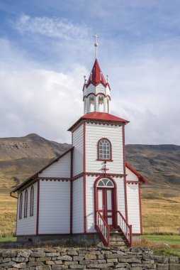 Saurkrkur, İzlanda 'nın doğusunda küçük kırmızı ve beyaz bir kilise. Hofsstadir misafirhanesinin yanında..