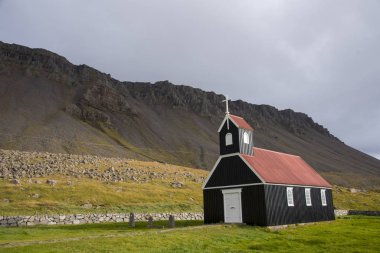 Saurbaejarkirkja Kilisesi, Raudissandur, Westfjords, Batı İzlanda. Saurbjarkirkja, Westfjords bölgesinde uzak bir plaj olan Rauisandur 'da yer almaktadır. 1963 'te inşa edildi ve 1982' de şu anki yerine taşındı..