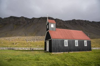 Saurbaejarkirkja Kilisesi, Raudissandur, Westfjords, Batı İzlanda. Saurbjarkirkja, Westfjords bölgesinde uzak bir plaj olan Rauisandur 'da yer almaktadır. 1963 'te inşa edildi ve 1982' de şu anki yerine taşındı..