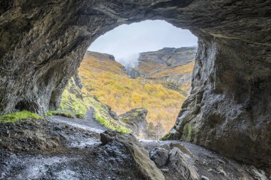 İzlanda 'ya ikinci en yüksek şelale olan Glumur' a yürüyüş.