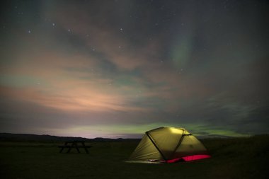Aurora Borealis Kuzey Işıkları İzlanda 'yı aydınlatıyor. Strandarkirkja, Selvogur, İzlanda yakınlarında çekildi.