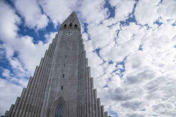 Hallgrmskirkja Hallgrmur Kilisesi İzlanda 'nın Reykjavk şehrinde yer alan bir İzlanda kilisesidir. 74.5 metre yüksekliğiyle İzlanda 'nın en büyük kilisesidir ve İzlanda' nın en yüksek yapıları arasındadır..