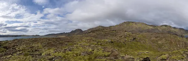 İzlanda 'daki Reykjanes Yarımadası' ndaki Kleifarvatn Gölü 'nden sahneler