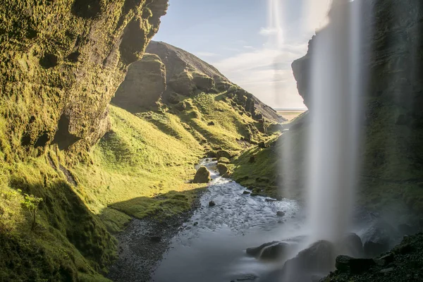 Kvernufoss şelalesinin renkli manzarası. Güney İzlanda, Avrupa 'da görkemli bir manzara