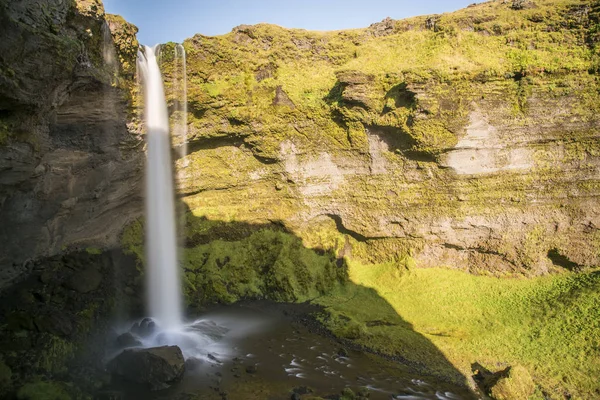 Kvernufoss şelalesinin renkli manzarası. Güney İzlanda, Avrupa 'da görkemli bir manzara