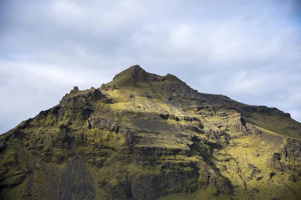 Skogafoss ve nehrin yukarısından sahneler